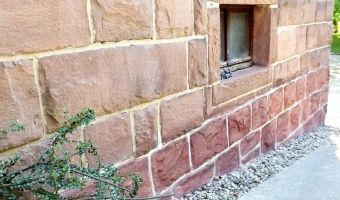 Mauer aus Steinimitat von Harald Wolf